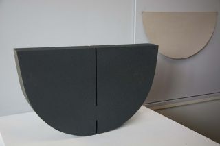 Annemiek van Kollenburg - PART4  d. Grijs - 2004 -  cm 26,5 x 47,5 x 6 - Keramiek